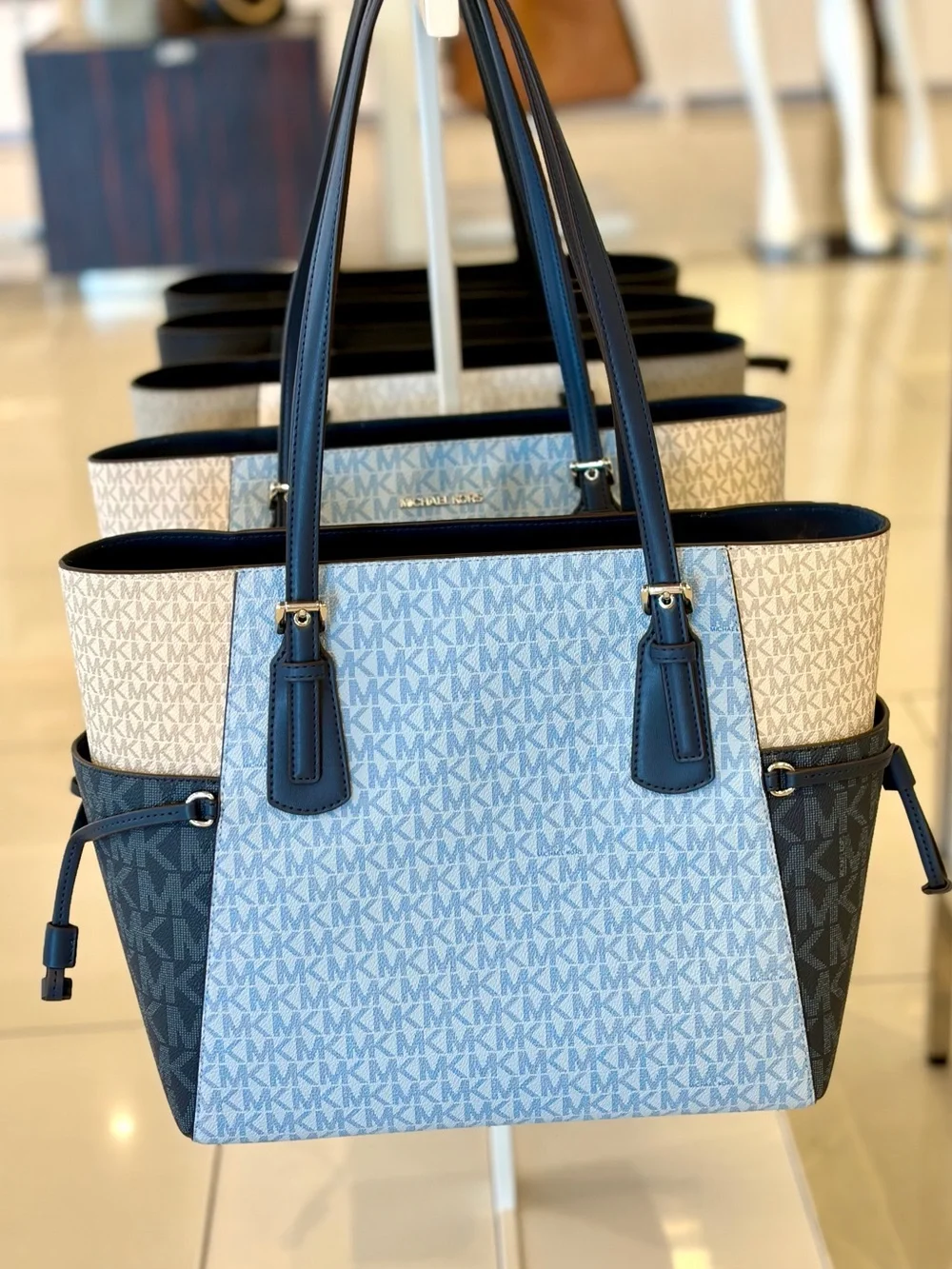 Michael Kors Voyager Large Color-Block Signature Logo Tote Shoulder Bag - Picture 4 of 12